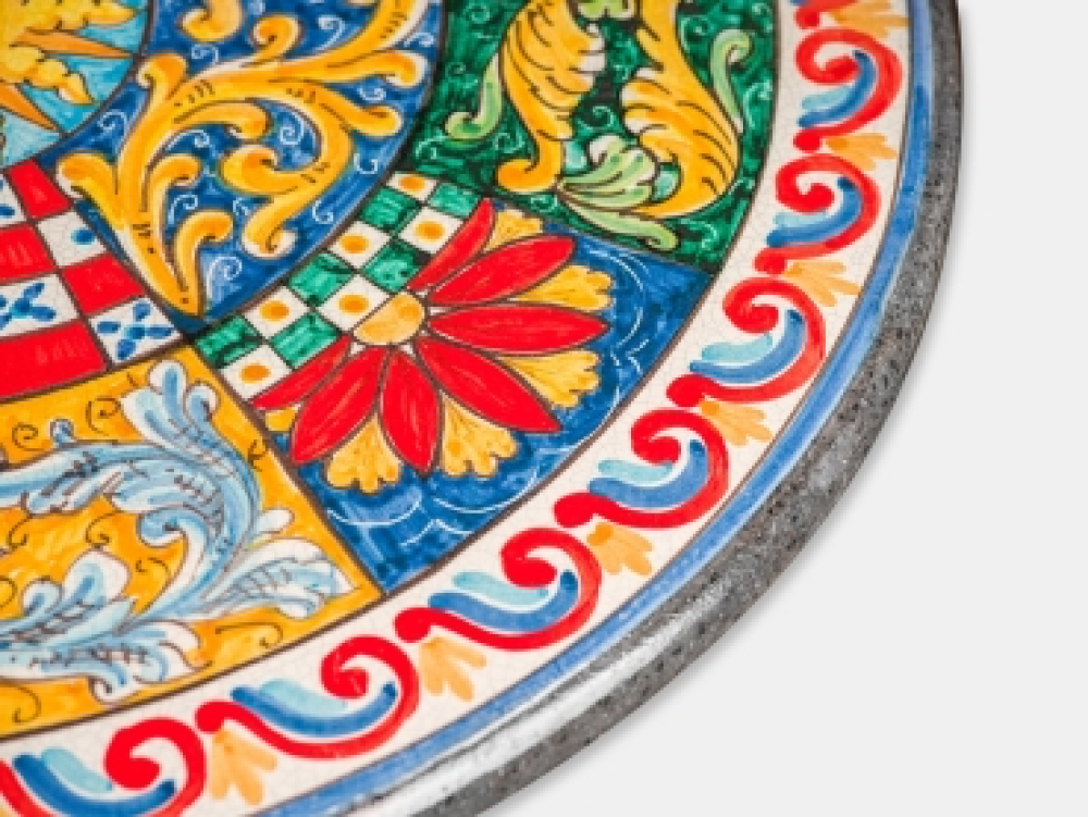 Table de jardin sicilienne en pierre de lave avec motif soleil méditerranéen